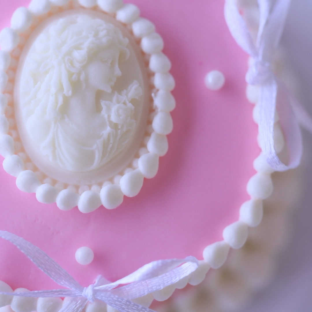 カメオとピンクのケーキ3号サイズ